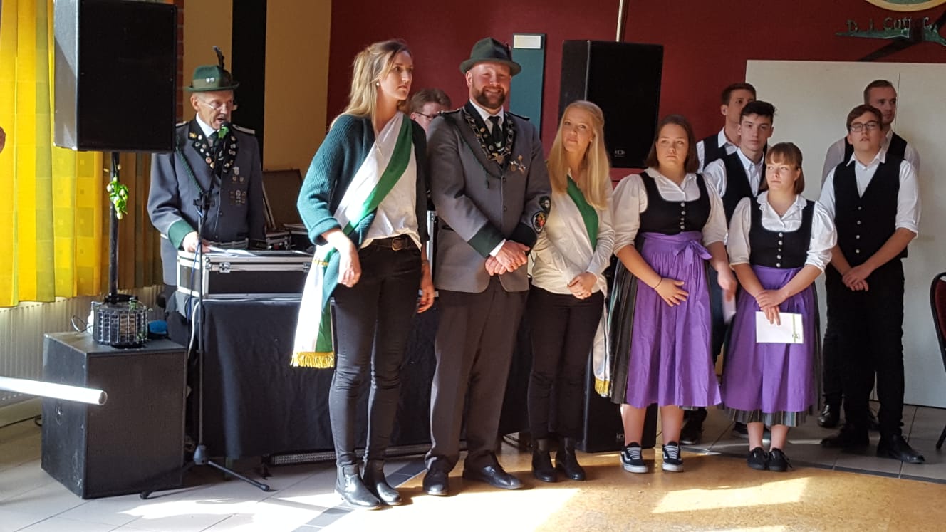 Erntemeister Jan Meinke mit Ehrendamen und Landjugend